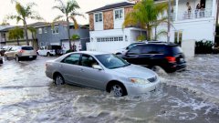 洛杉矶橙县遭到近2米巨浪和猛烈的潮水