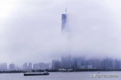 武汉关水位突破26米，长江两岸的高楼雨