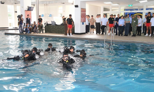 台军兵源最好的99旅蛙人分队，在游泳池内模拟两栖特种登陆 图源：台军