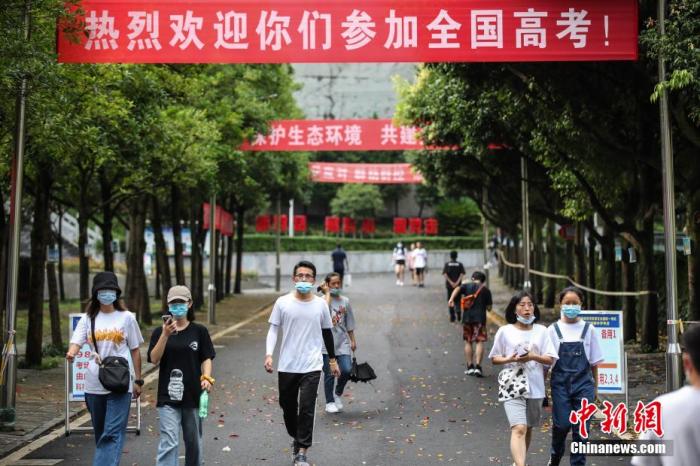 2020年全国高考在即,考生提前看考场。图为考生看完考场后走出考点。 瞿宏伦 摄