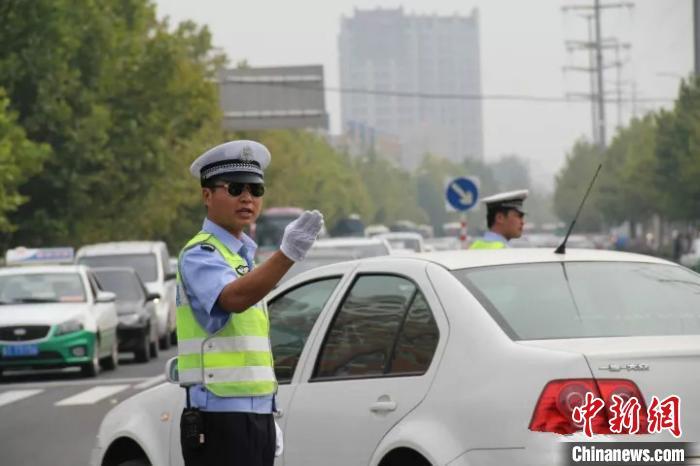 资料图:河北公安交警将采取多项举措全力护航2020高考。河北省交管局供图