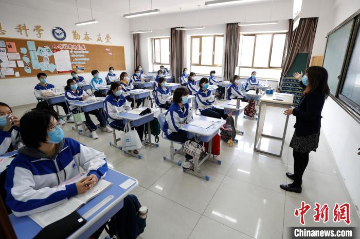资料图：北京丰台二中学生上课。　中新社记者 富田 摄