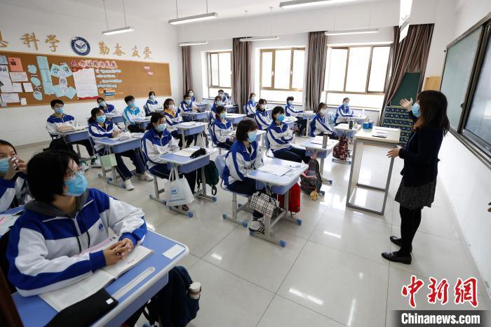 资料图:北京丰台二中学生上课。 中新社记者 富田 摄