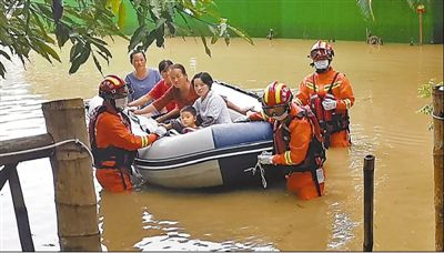 7月5日，云南孟连傣族拉祜族佤族自治县连续强降雨，多名群众被大水围困。接报后，消防人员迅速赶往救援，先后将被困群众转移到安全地带。 　　杨浩羽 穆绍康摄影报道（人民视觉）