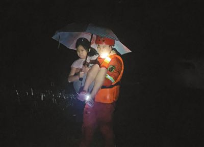 6月27日晚,湖北荆门竹皮河社区,消防员成功救出1名被困女孩。 王 方摄(人民视觉)