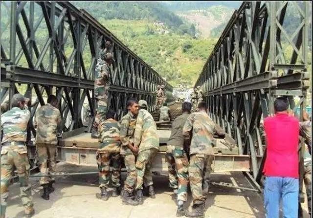 依旧不死心，印度不惜一切代价抢修断桥，大批军队集结边境