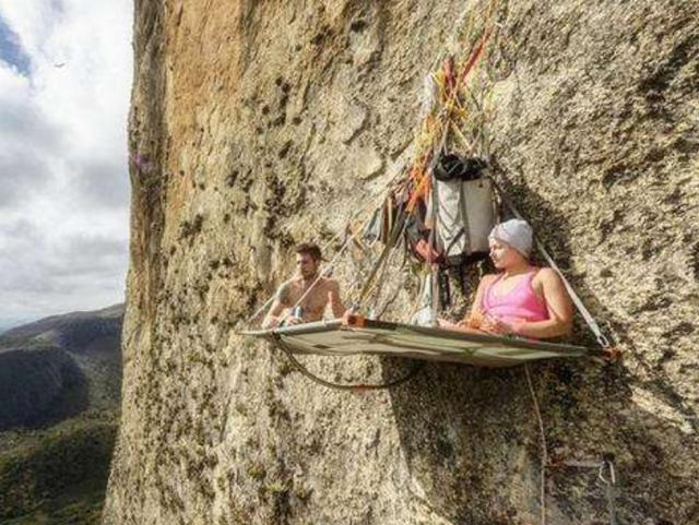 喜欢住在悬崖上的夫妻，仅靠一条绳子支撑，上厕所成最大的问题