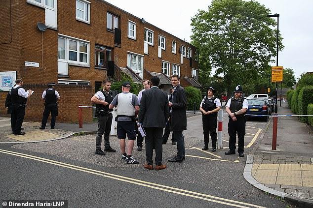 伦敦犯罪高发区一青年光天化日遭枪手射杀，有居民听到9声枪响