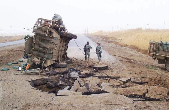 叙利亚境内，美军车队遭炸弹袭击，2名士兵或被神秘武装掳走
