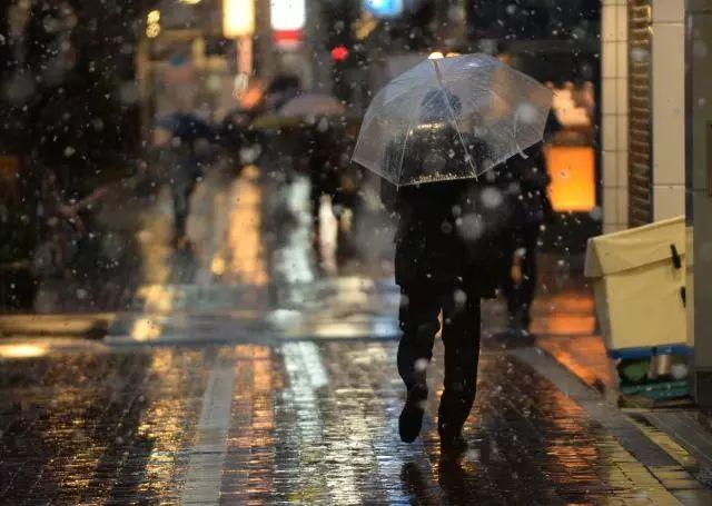 为什么日本人喜欢带长雨伞，却很少有人带折叠伞？