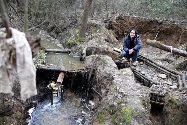 大学男生毕业后不想工作,一个人躲进深山,10年里从未出去过