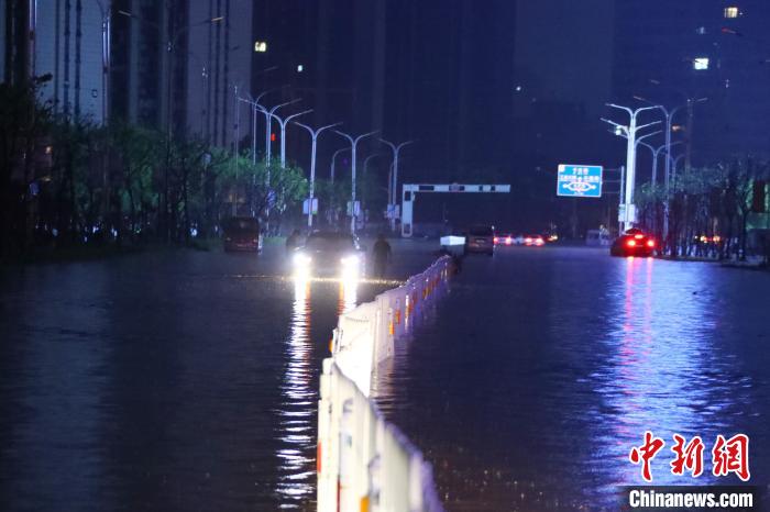 7月8日凌晨，江西南昌，一辆汽车因通过积水严重的路段出现抛锚。　刘占昆 摄
