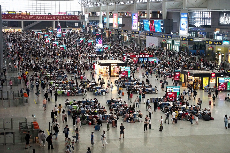 6月25日，旅客在上海虹桥火车站候车大厅候车。 新华社 图