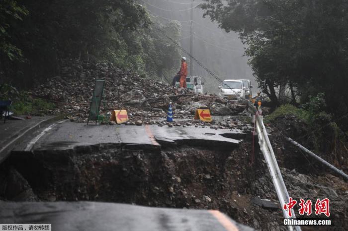  7月8日消息，受停滞的梅雨锋面影响，日本九州地区北部7日继续遭遇强降雨天气。图为日本熊本县一处公路坍塌。