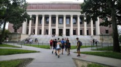 大学面临两难 学生面临风险