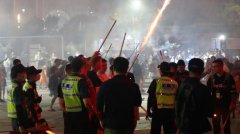 驻韩美军在釜山街头燃放烟花警方到场