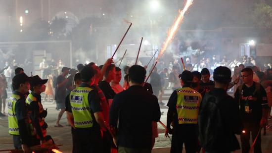  4日晚，驻韩美军在釜山街头燃放烟花，警方到场疏散（朝鲜日报）
