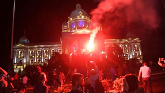 纵火袭警闯议会大楼！塞尔维亚爆发大规模抗议活动，要求总统武契奇下台