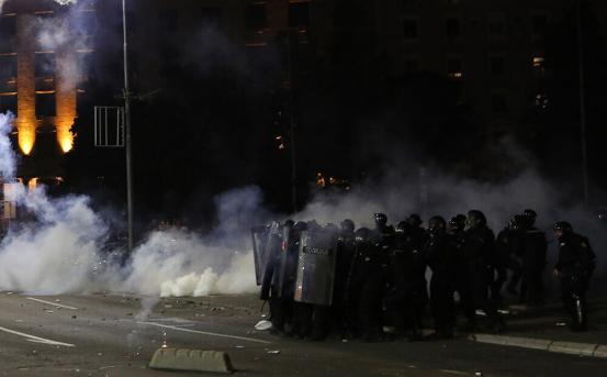 纵火袭警闯议会大楼！塞尔维亚爆发大规模抗议活动，要求总统武契奇下台