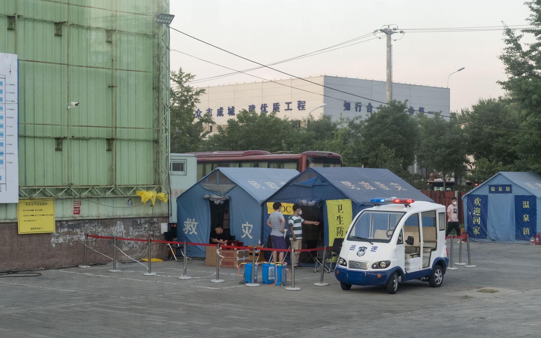 6月15日，海淀区四季青桥附近绿馨家园建材市场，核酸采集区域，疾控中心的帐篷。新京报记者 李凯祥 摄