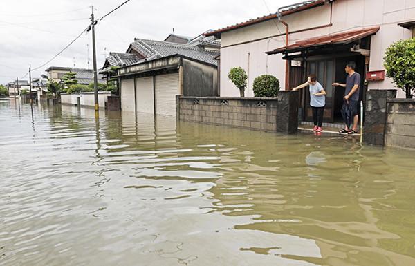 日本九州暴雨引发洪灾，漂流协会用漂流筏援救当地居民