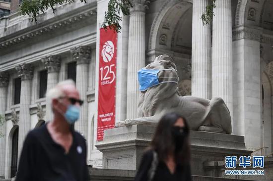 ▲这是7月8日在美国纽约公共图书馆前拍摄的“戴”口罩的石狮子。 新华社记者 王迎 摄