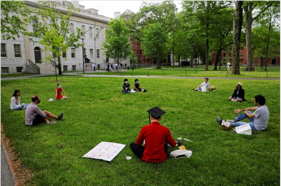 哈佛大学学生日常交流时保持社交距离（路透社）