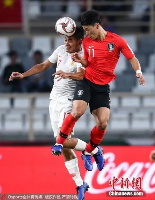  图为中国队张呈栋与韩国队黄喜灿争抢头球。图片来源：Osports全体育图片社  