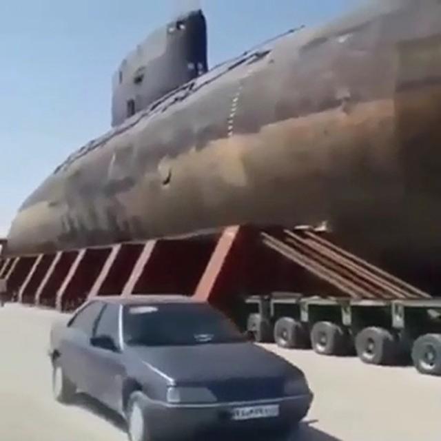 伊朗公路上出现罕见一幕，3000吨潜艇被卡车拖着走，专家：有问题