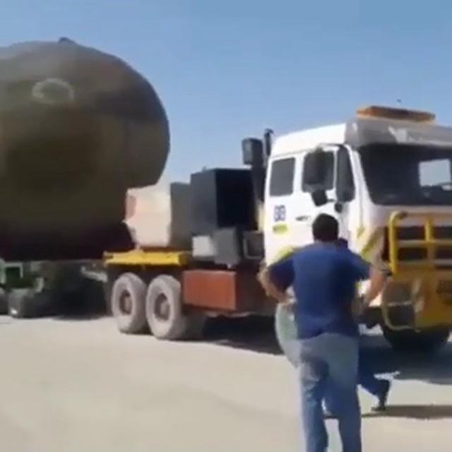 伊朗公路上出现罕见一幕,3000吨潜艇被卡车拖着走,专家:有问题