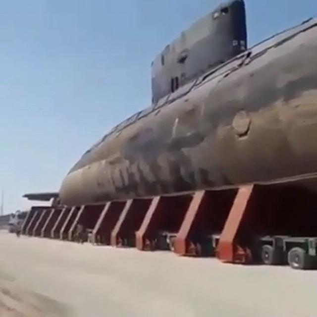 伊朗公路上出现罕见一幕，3000吨潜艇被卡车拖着走，专家：有问题