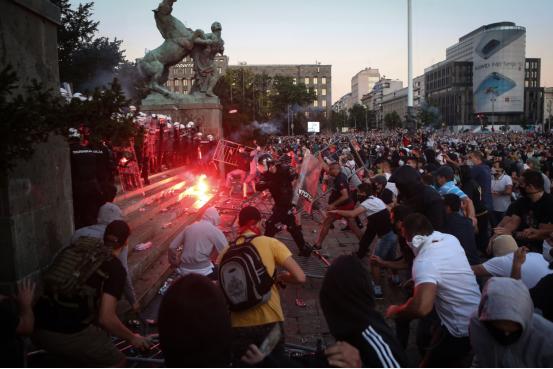 打﹑砸﹑烧！抗议席卷塞尔维亚多城，武契奇怒斥：有外部势力干涉