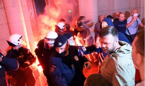 武契奇面临危机！塞尔维亚爆发骚乱，示威者闯议会，还让总统下台