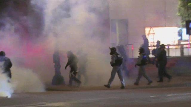 美国警察已在49个城市逮捕14,000人,誓言要将“起义军”武装消灭