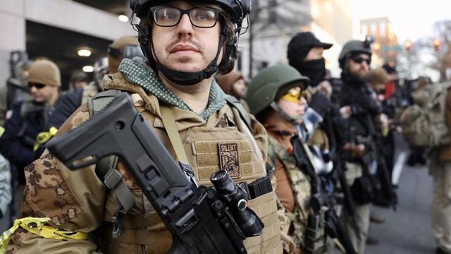 美国警察已在49个城市逮捕14,000人，誓言要将“起义军”武装消灭