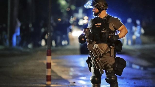 美国警察已在49个城市逮捕14,000人,誓言要将“起义军”武装消灭