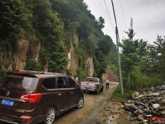 四川北川墩青路路段发生山坡岩体垮塌