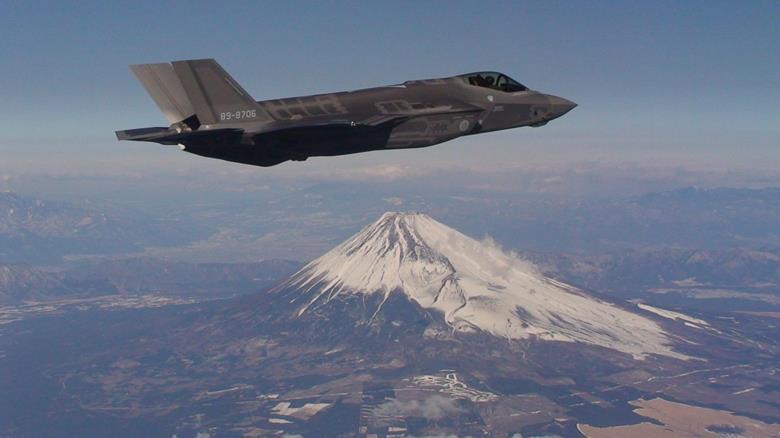  F-35A战斗机从富士山上空飞过