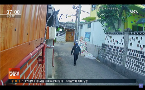 朴元淳住所附近监控摄像截图。（图片来源SBS News）