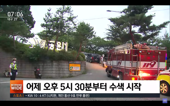 警方于7月9日下午5点30分开始在首尔市卧龙公园进行搜救。（图片来源SBS News）