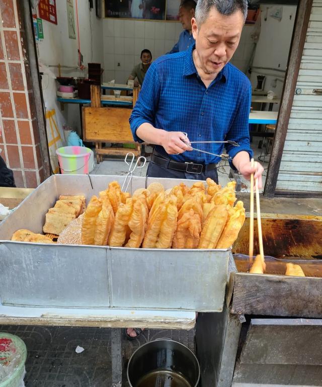 著名的“国标油条”！成都老小区里的“网红早餐”，酥脆又香浓