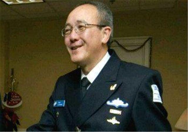父母曾逃亡到中国，回国后生下儿子很像中国人，长大当了海军司令