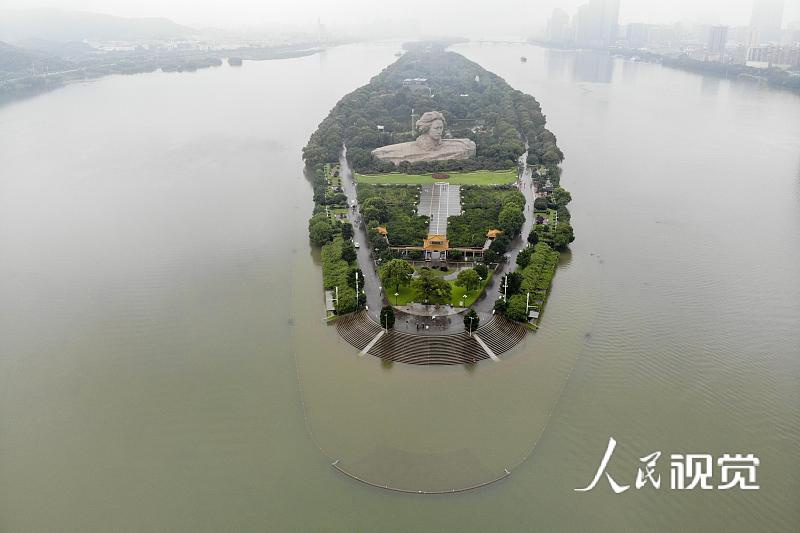 2020年7月10日,长沙橘子洲的亲水步道已被大水淹没。 人民视觉 图