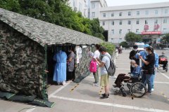 北京宣武医院建起了庞大的迷彩帐篷