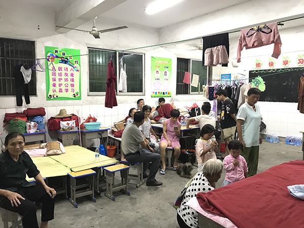 五一中心学校安置点的受灾村民聚拢在一起聊天。澎湃新闻记者 宋江云 图