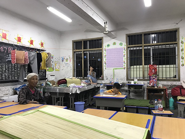 五一中心学校安置点，一位小朋友正在做暑假作业。澎湃新闻记者 宋江云 图