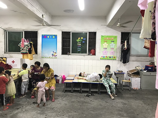 五一中心学校安置点的受灾村民正在吃晚饭。澎湃新闻记者 宋江云 图