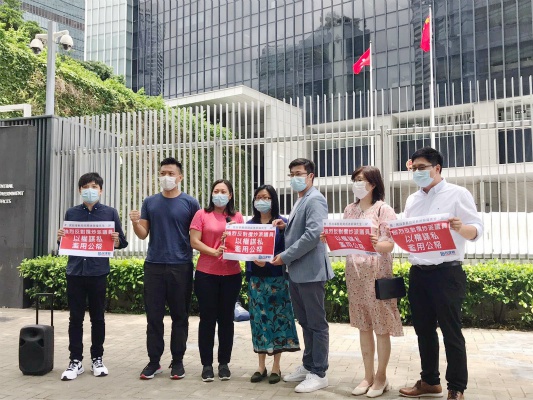  民建联成员到政总抗议（图：《香港商报》）
