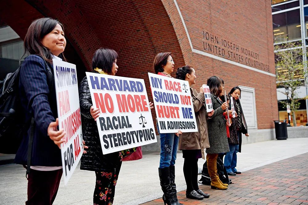 2018年10月15日,在美国马萨诸塞州波士顿,反对哈佛大学歧视亚裔学生的抗议者在美国联邦地区法院前展示标语牌。图/新华