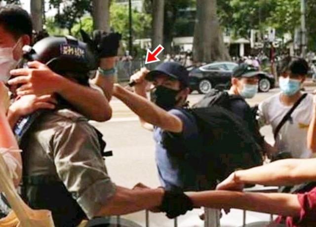 协助刺伤港警暴徒潜逃,两名公务员牵涉其中,一人是民航处主任